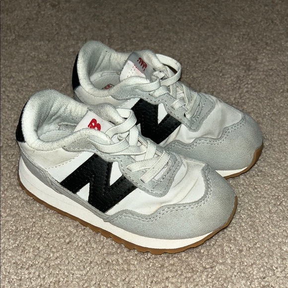 New Balance Gray and Black Athletic Sneakers - Picture 1 of 4